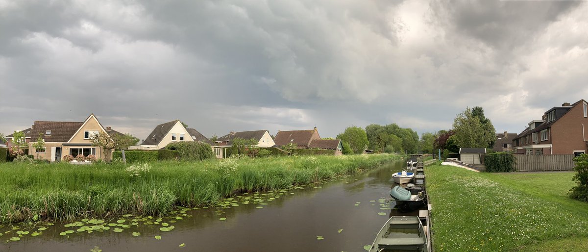 Dezelfde buienlijn passeert Giessenburg en is nu onderweg naar het westen, Dordrecht en Rotterdam. Hoorbaar maar bescheiden onweer. 
19:15 uur
<a href="/janvissersweer/">JAN VISSER</a> 
<a href="/EdAldus/">Ed Aldus</a>