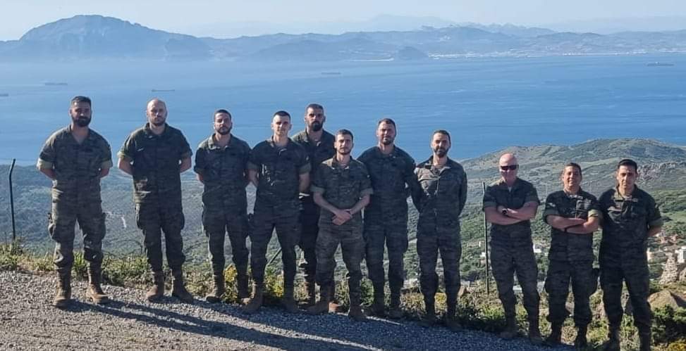 FUTER_ET's tweet photo. Sargentos alumnos de la Academia  de Artillería  visitan el Regimiento de Artillería Antiaérea 74 #RAAA74  #MAAA  en San Roque (Cádiz).
Han podido conocer "in situ" sus Instalaciones,  sistemas de armas, así como la labor que realiza su personal.
#SomostuEjército. https://t.co/ldSFETXcb6