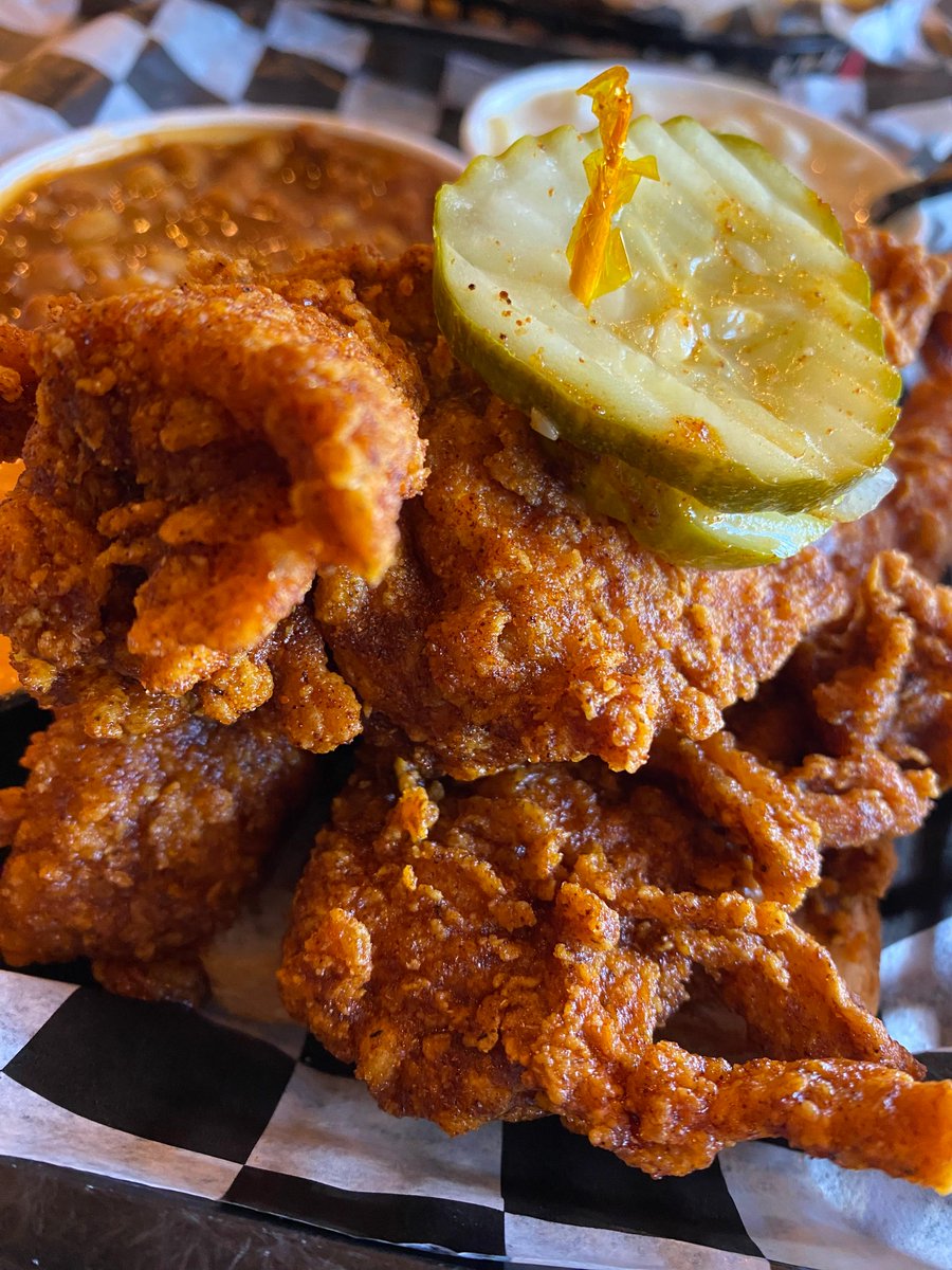 TENDER. JUICY.DELICIOUS. #beakys #beakyshotchicken #nashvillehotchicken #hotchicken #nashvillehotchickensandwich #chickensandwich #hotchickensandwich #texasfood #houstonfoodie