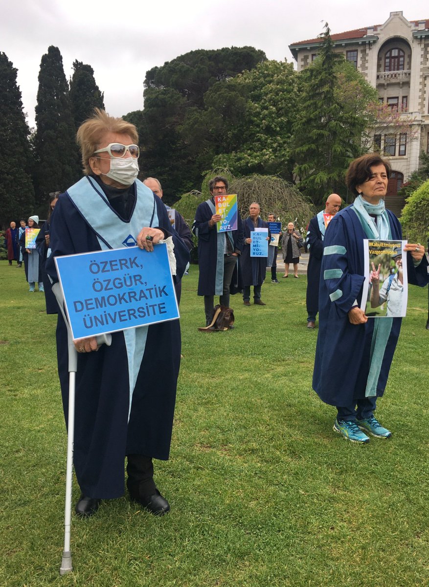 bogazicitv's tweet photo. Bugün Boğaziçi Direnişinin 859. günü.

Boğaziçi Üniversitesi Akademisyenleri, haftanın son iş gününde protestolarının ardından basın bülteni okudular. 

Fotoğraflar: Aslı Tarkan https://t.co/uFScKFlJex