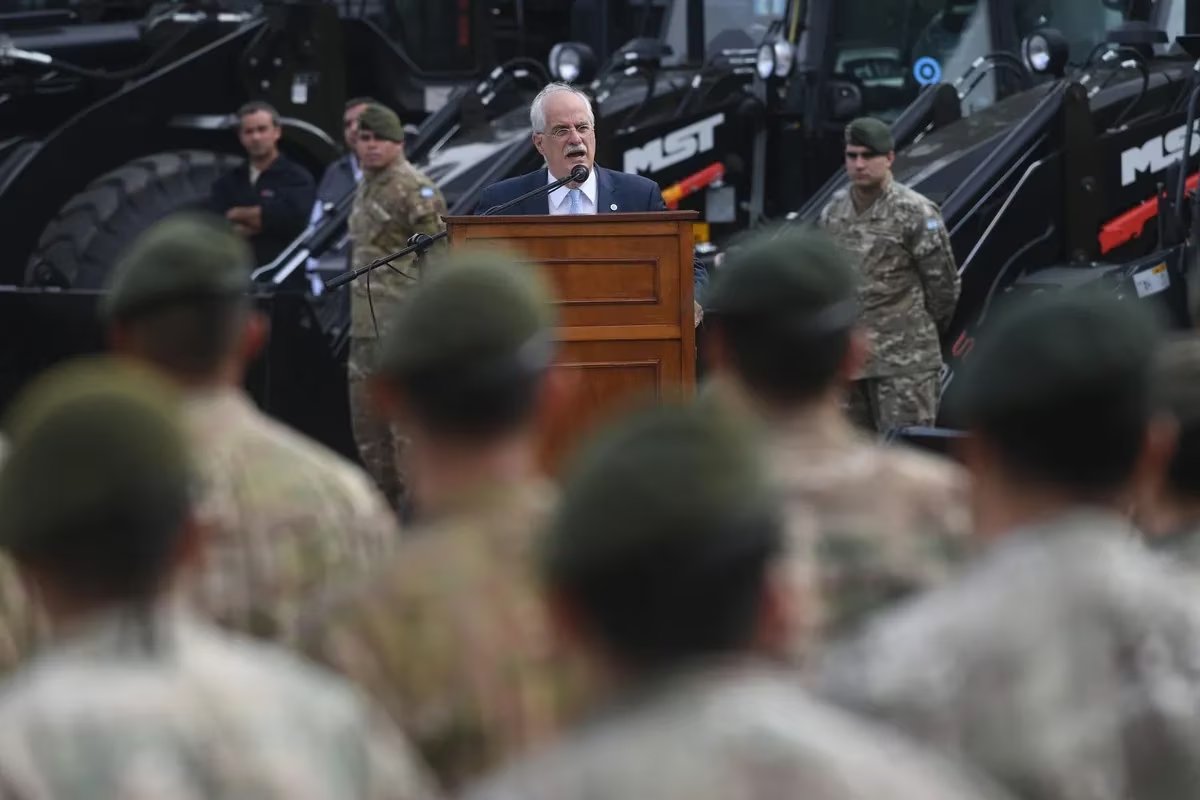 MalvidoGimenez's tweet photo. NECESITAN MANTENER QUIETOS A PIQUETEROS?
El Gobierno le quita $156,3 millones a la Armada para financiar PLANES (del Ministerio de Desarrollo Social)