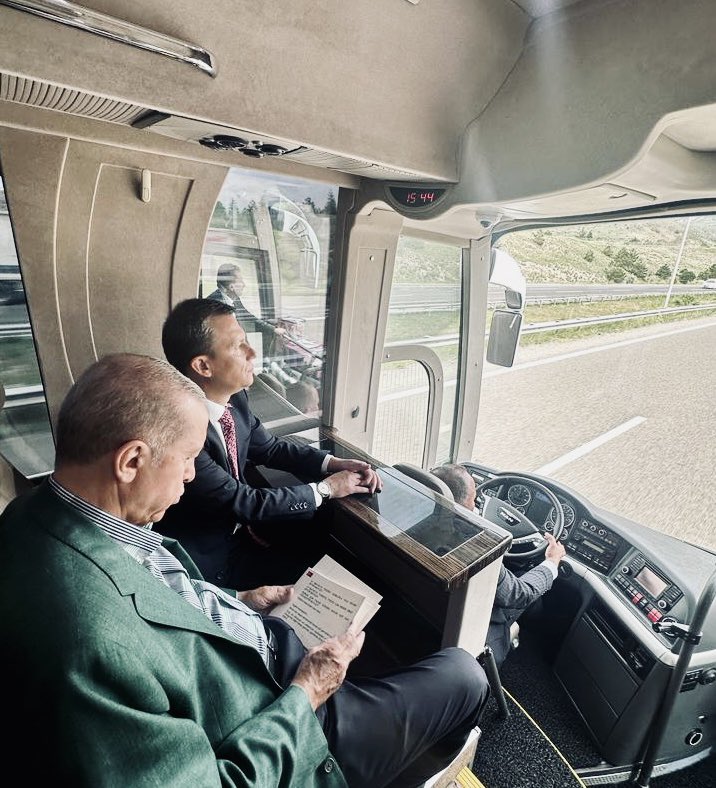 Durup dinlenmek nedir bilmedi. 

Tek bir anı bile boşa geçirmedi.

Ömrümüzün en güzel çağını Recep Tayyip Erdoğan ile geçirmemizi nasib eden Allah’a hamdolsun…