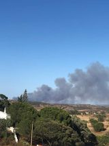PTincendios's tweet photo. Ponto de situação às 18:00:
 Incêndio já de dimensões consideráveis em Castro Marim. 
Estão perto de 100 operacionais no teatro de operações.  

A foto foi partilhada no grupo do Diário de um Bombeiro no facebook. https://t.co/umHZWKuY0L