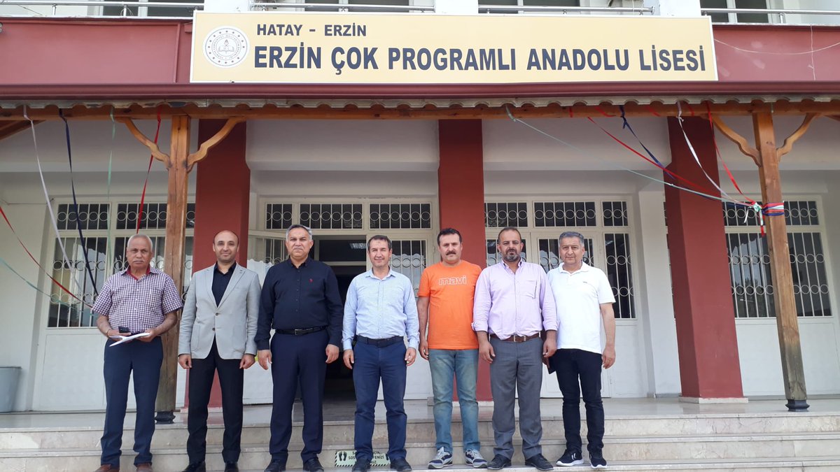hataymem's tweet photo. İl Millî Eğitim Müdürümüz Mustafa Öztürk, Erzin ilçesinde okullarımızı ziyaret ederek öğretmen ve öğrencilerle bir araya geldi. Müdür Öztürk, Erzin'de devam eden bakım, onarım ve inşaat çalışmalarını yerinde inceledi. 

@tcmeb 
@HatayValiligi 
@mustafaozturk11 
#hataymem https://t.co/xOe9Y0MoRw