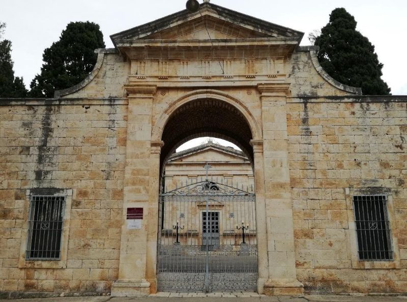 oggiconversano's tweet photo. Cimitero: il lunedì giorno di "riposo" e chiusura. Aumentano le tariffe per le tumulazioni pomeridiane - https://t.co/ZfLyQmDH7V https://t.co/sz2ffzZviK