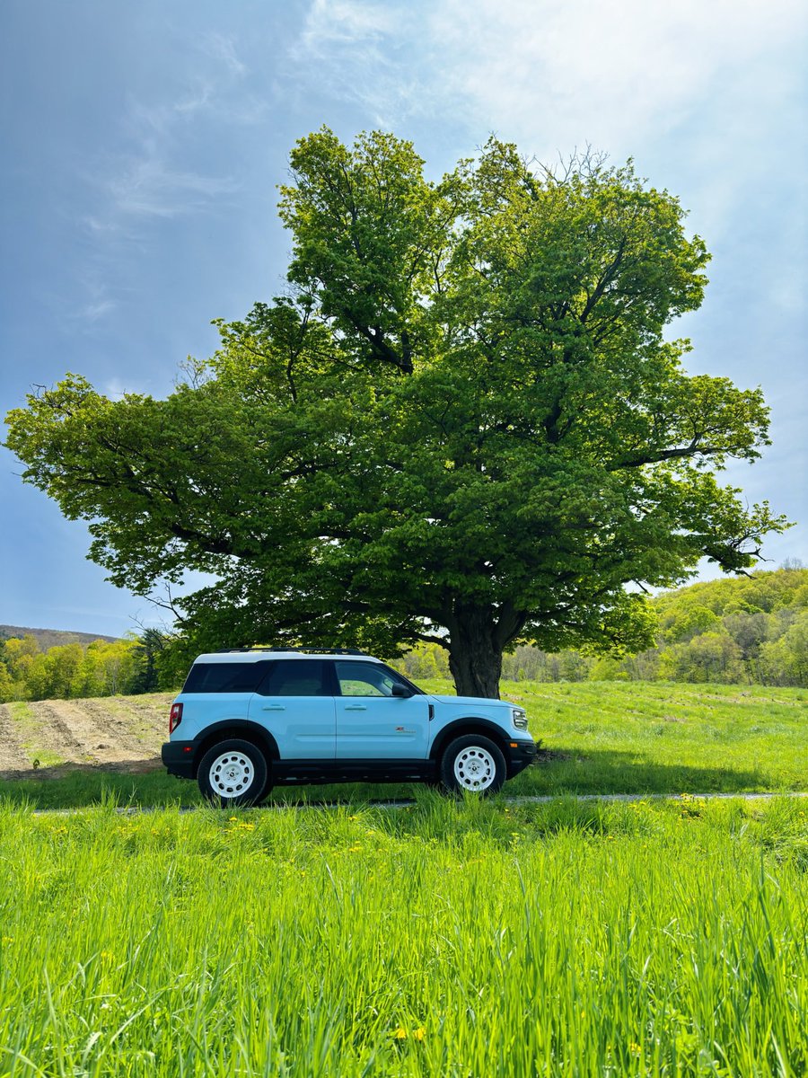 It felt great getting the band back together, and filming a car! Beautiful day with the Bronco Sport filming for @chasingcarsblog out of Australia!! 🤩 #ford #bronco #sport #fordbronco #farm #vermont #grass #field #filming #gopro #sony #fx3 #automotive @halidecamera