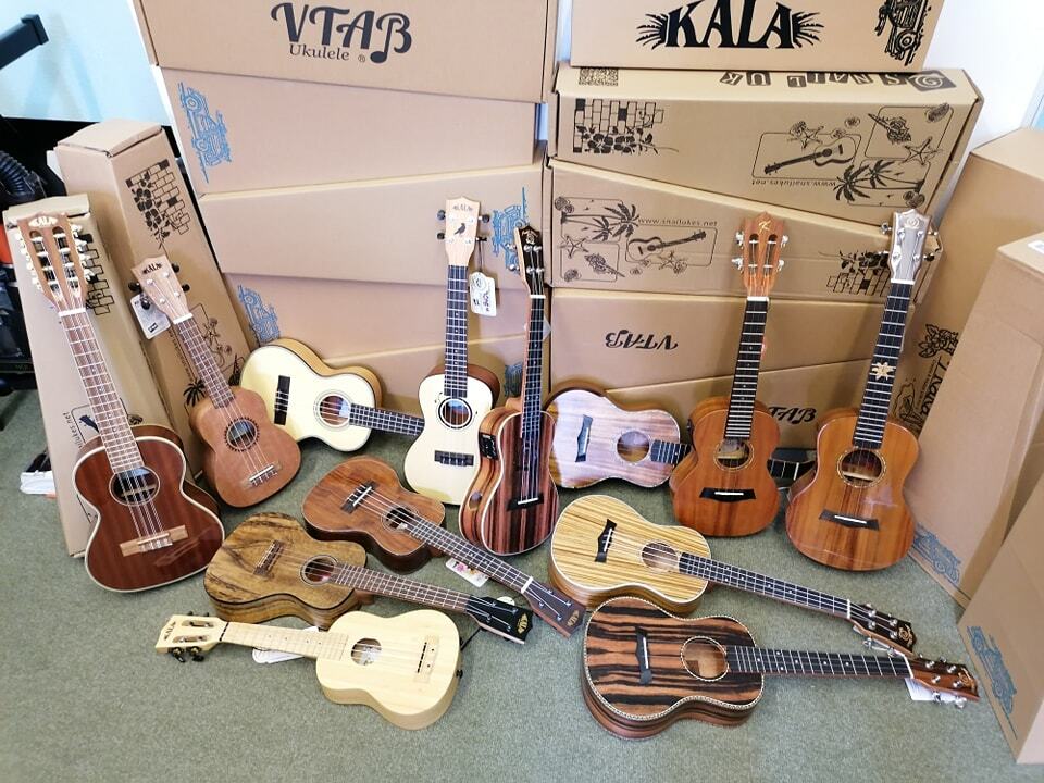 StGilesMusic's tweet photo. Lots of new ukuleles in stock this week!!! 😎🎶👌
Pop in and check them out...
Plain ones... Stripey ones... Exotic ones.. 😛
#kalaukulele
#snailukulele
#enyaukulele
#makalaukulele
#ukulele
#ukes
#music
#musicshop
#northampton
#familybusiness
#shoploca… https://t.co/pw4cO7T9i1 https://t.co/za9EcBtcCP