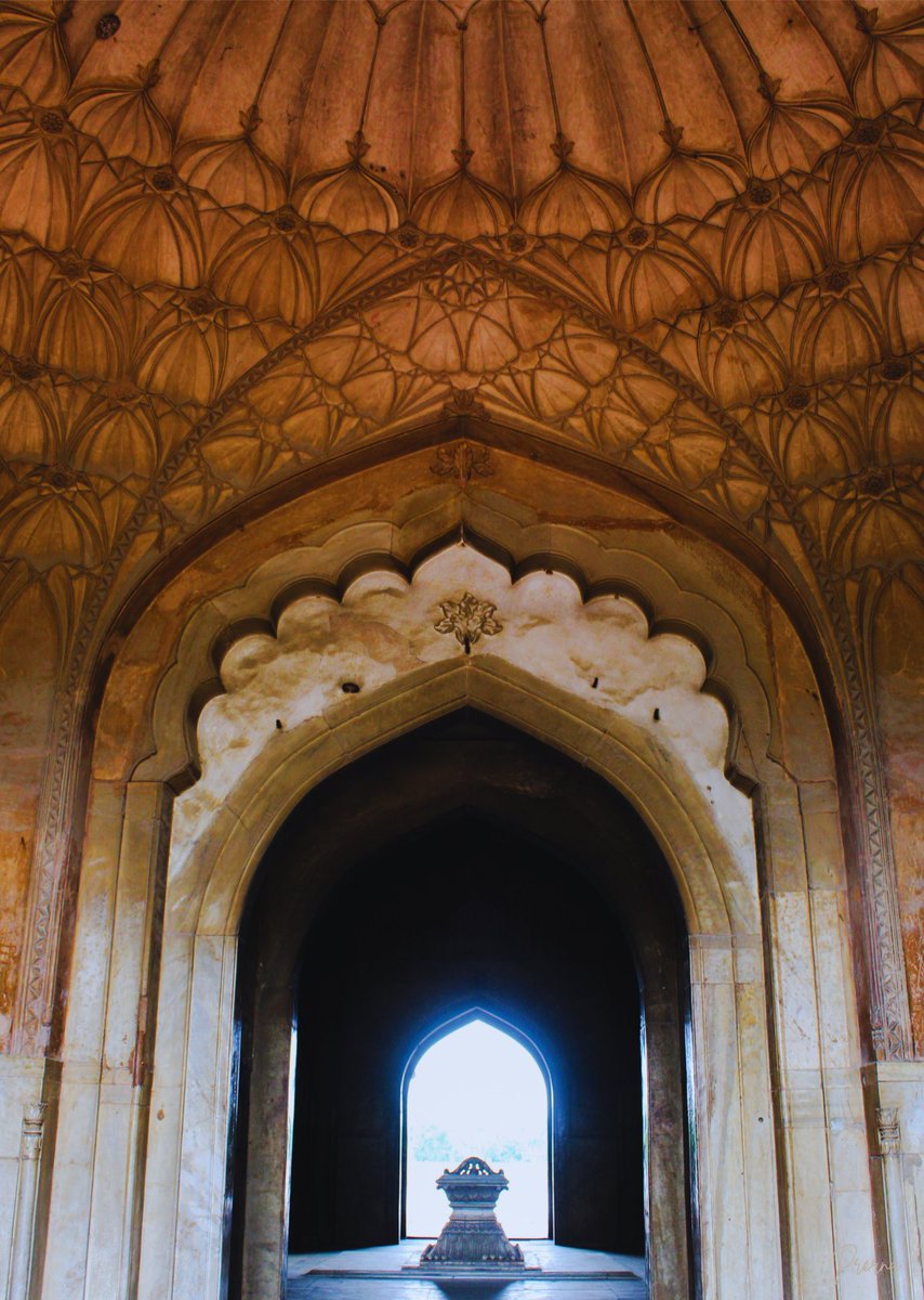 ज़िन्दगी तूने मुझे कब्र से कम दी है ज़मीं , पाँव फैलाऊँ तो दीवार में सर लगता है ।

#safdarjungtomb #safdarjungtombphotography #delhi #monumentsofindia #monumentsofdelhi #exploreindia #photographers_of_india #incredibleindia #architecture #architectural #heritage