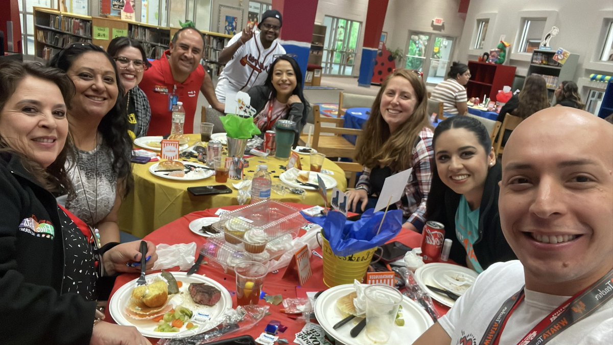 JoseSalinasO_O's tweet photo. Teacher appreciation lunch with the best team and amazing admin #TeamSISD @PDN_Academy @lwaters_PDN @MSmith_PDNFAA @MBriseno_PDNES @Mnunez_PDNES https://t.co/LqMb45bPdt