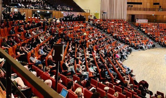 ExRUBKanzlerin's tweet photo. Eröffnung der 5. Konferenz gewerkschaftlicher Erneuerung @rosaluxstiftung mit 1750 TN @ruhrunibochum - nach dem Vortrag von Prof. Dörre zur Verkehrswende jetzt Diskussion über die Notwendigkeit von sozialer und ökologischer Erneuerung u.a. mit @Janine_Wissler - #streikkonferenz https://t.co/vL0Ot4hb6N