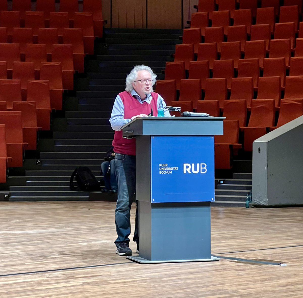 Eröffnung der 5. Konferenz gewerkschaftlicher Erneuerung <a href="/rosaluxstiftung/">🔴 Rosa-Luxemburg-Stiftung</a> mit 1750 TN <a href="/ruhrunibochum/">Ruhr-Universität Bochum</a> - nach dem Vortrag von Prof. Dörre zur Verkehrswende jetzt Diskussion über die Notwendigkeit von sozialer und ökologischer Erneuerung u.a. mit <a href="/Janine_Wissler/">Janine Wissler</a> - #streikkonferenz