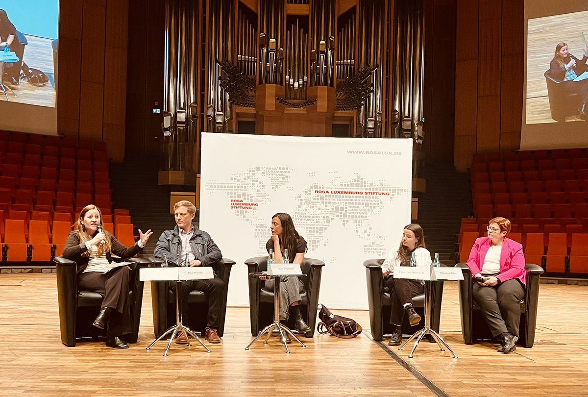 ExRUBKanzlerin's tweet photo. Eröffnung der 5. Konferenz gewerkschaftlicher Erneuerung @rosaluxstiftung mit 1750 TN @ruhrunibochum - nach dem Vortrag von Prof. Dörre zur Verkehrswende jetzt Diskussion über die Notwendigkeit von sozialer und ökologischer Erneuerung u.a. mit @Janine_Wissler - #streikkonferenz https://t.co/vL0Ot4hb6N