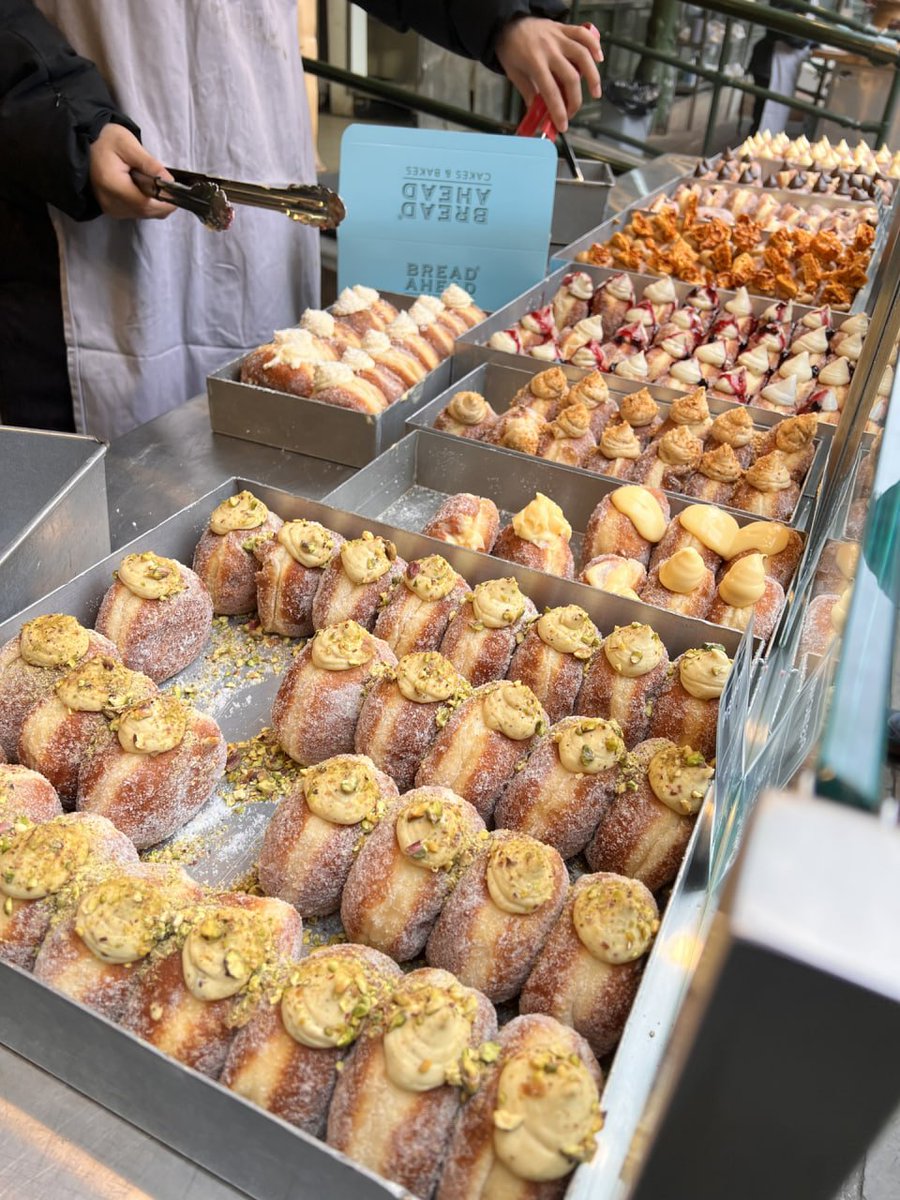 simwabawilliam's tweet photo. You must go to Borough Market once in London!
Don't miss this doughnut in Borough Market!
Pistachio! The pistachio flavor is really super rich! https://t.co/mHBJvXSdEe