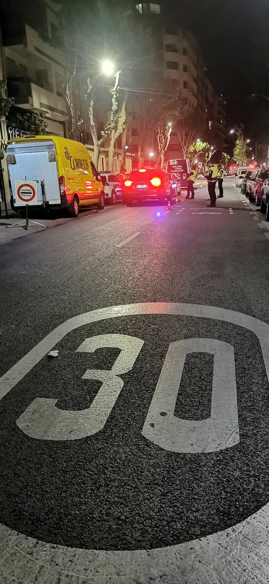 PoliciaAlbacete's tweet photo. ¿Cómo están los máquinas? 😅 Lo primero de todo ¿ Estáis bien? Empieza el fin de semana y te pedimos prudencia al volante, civismo con nuestros vecinos y felicidad para todos 💪 Recuerda, estamos aquí ➡️ 0️⃣9️⃣2️⃣ ☎️ #FelizWeekend #ComprometidosContigo #SomosTuPolicía https://t.co/SHXa5BTfqR