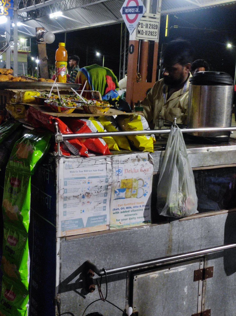 ALLEGIANTINDIAN's tweet photo. Dear @RailMinIndia @RatlamDRM  this person on nagda junction is selling mineral water Railneer at price of 20 rupee instead of 15 ₹ MRP. When we ask why he is not selling on MRP he says he have to pay commission to local station master and other person, plt look in this matter. https://t.co/b2MpBSpaQe