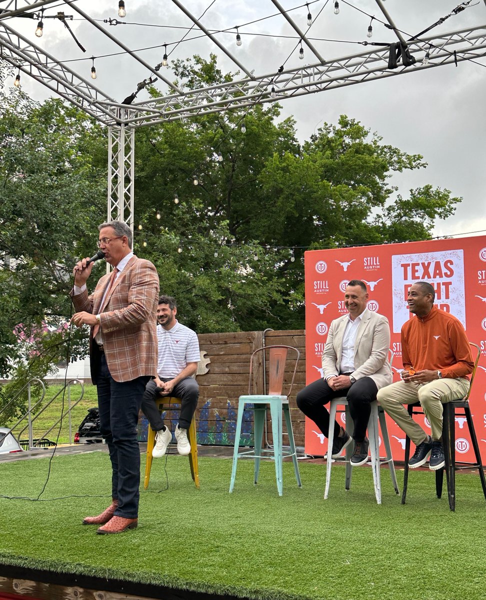 TexasExes's tweet photo. Horns up for DFW! We had so much fun hanging out with Dallas–Fort Worth Longhorns and some of our favorite @TexasLonghorns coaches. #TexasFightTour 🤠🐂 | Presented by @stillatx https://t.co/jOK3W2pGVi