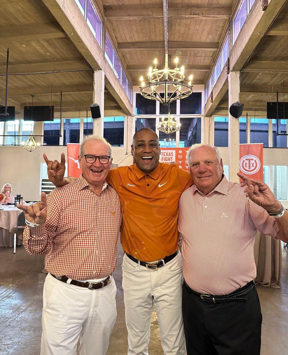 TexasExes's tweet photo. Horns up for DFW! We had so much fun hanging out with Dallas–Fort Worth Longhorns and some of our favorite @TexasLonghorns coaches. #TexasFightTour 🤠🐂 | Presented by @stillatx https://t.co/jOK3W2pGVi
