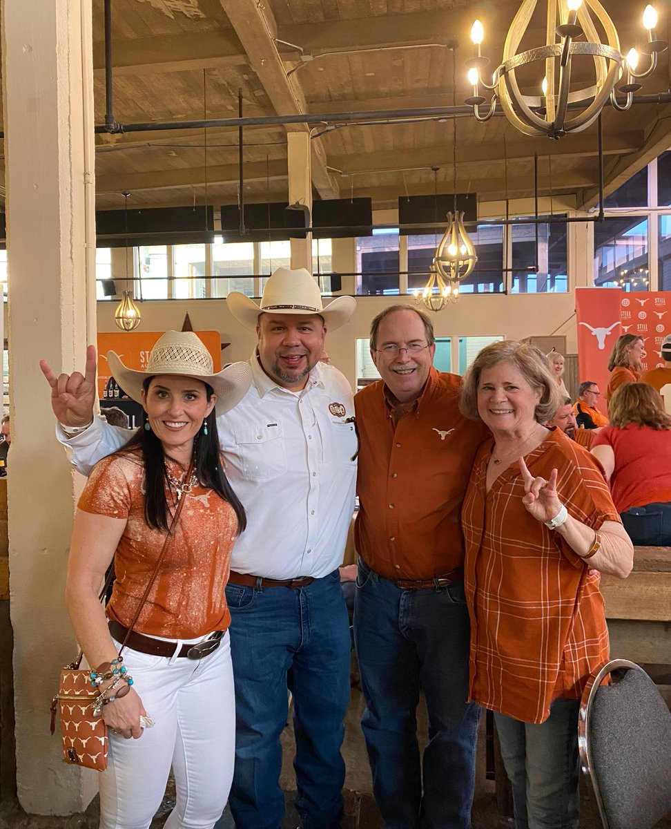 TexasExes's tweet photo. Horns up for DFW! We had so much fun hanging out with Dallas–Fort Worth Longhorns and some of our favorite @TexasLonghorns coaches. #TexasFightTour 🤠🐂 | Presented by @stillatx https://t.co/jOK3W2pGVi