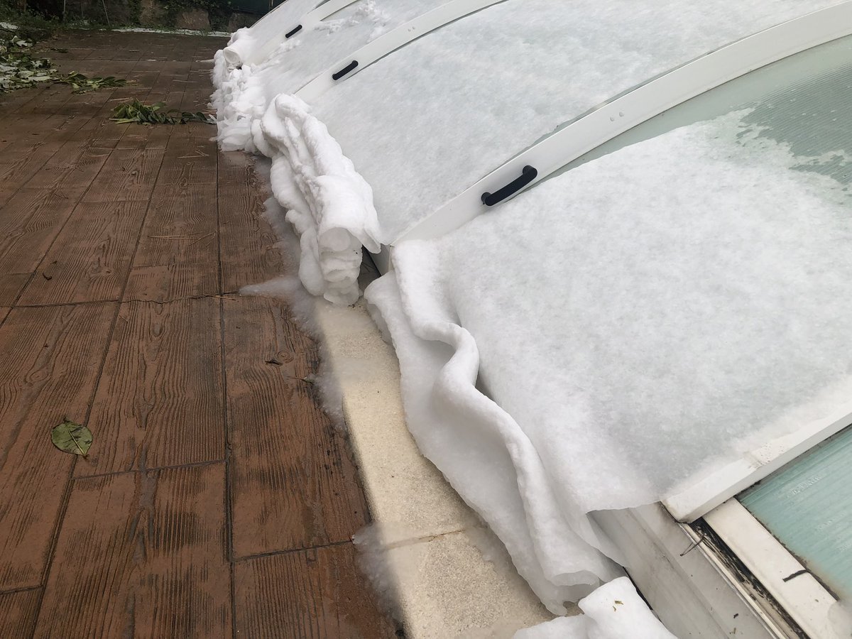 MerceJGros's tweet photo. Formas que hace el granizo, resbalando por la cubierta de la piscina⛈️
#Montseny
#calamarsa https://t.co/CNHb368ovO