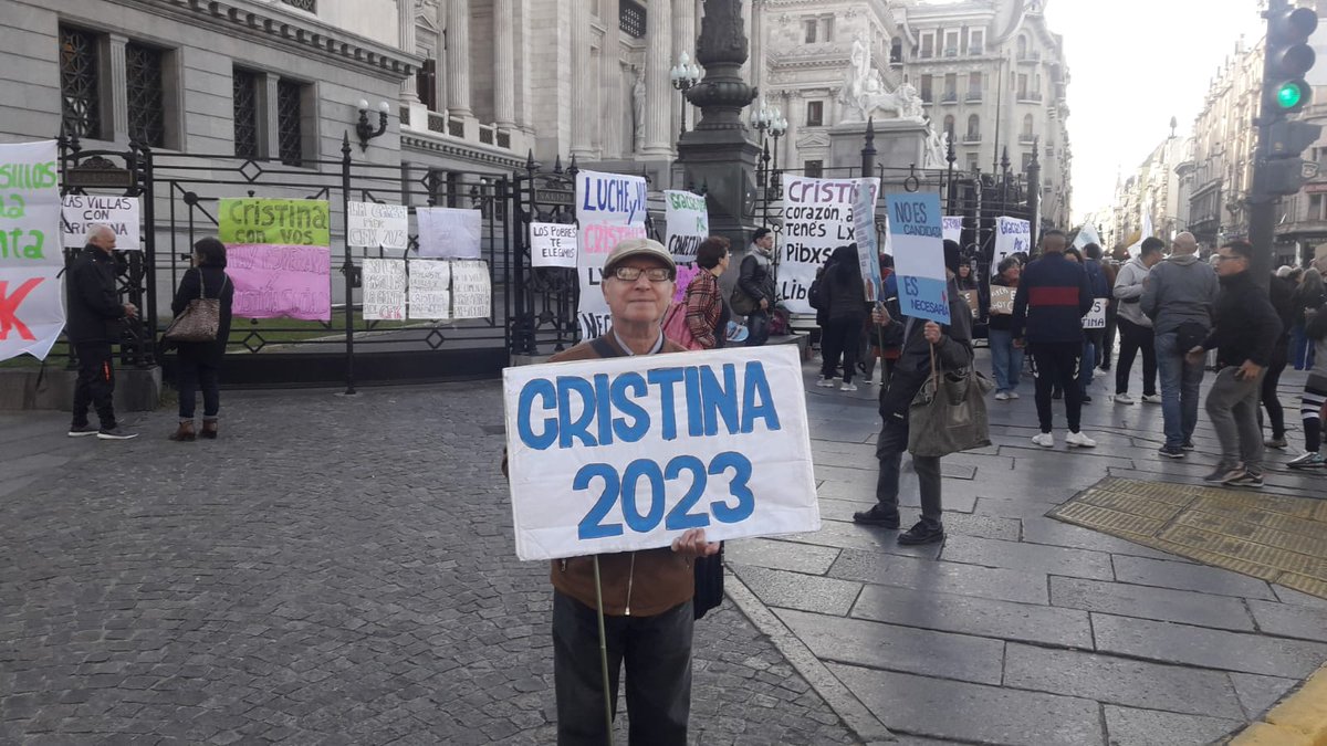PMCapital's tweet photo. El Frente de Adultos Mayores participo de la actividad denominada "1000 Caricias para Cristina" que se desarrollo en la puerta del Congreso Nacional.
#Cristina2023
#PMCABA https://t.co/IEGgHarjdV