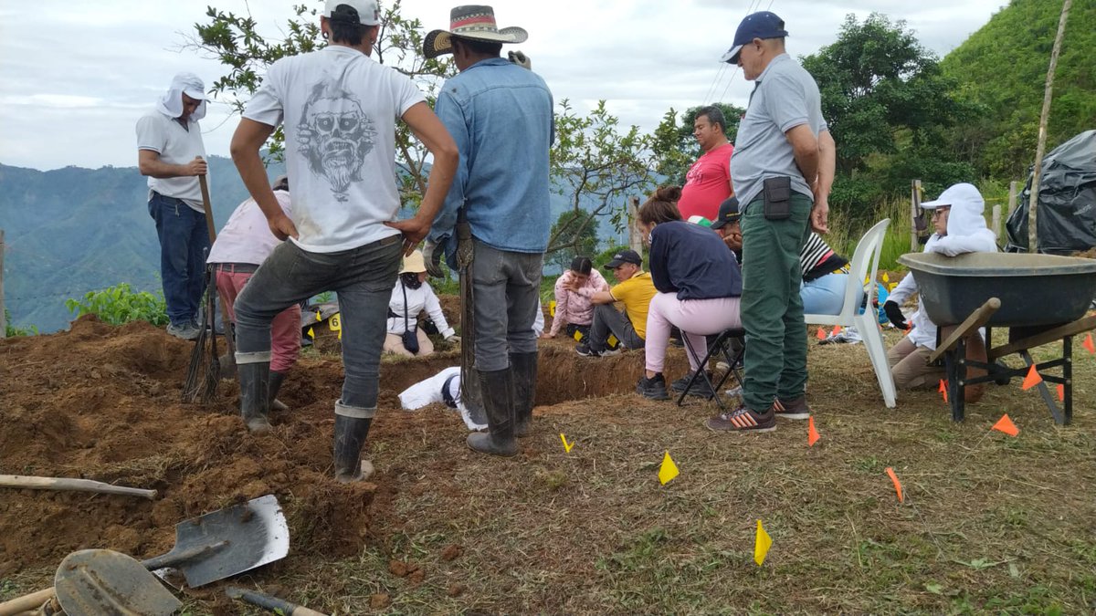UBPDcolombia's tweet photo. 🟣La Unidad de Búsqueda desplegó acciones de investigación humanitaria y extrajudicial en el sur del #Tolima para aportar a la búsqueda de personas desaparecidas en este departamento👇
🔗Leer aquí: https://t.co/Dz5Kn6DfcY
🏷️ Plan Regional Cordillera Central
#LaBúsquedaNoSeDetiene https://t.co/z6jFEPFRI0