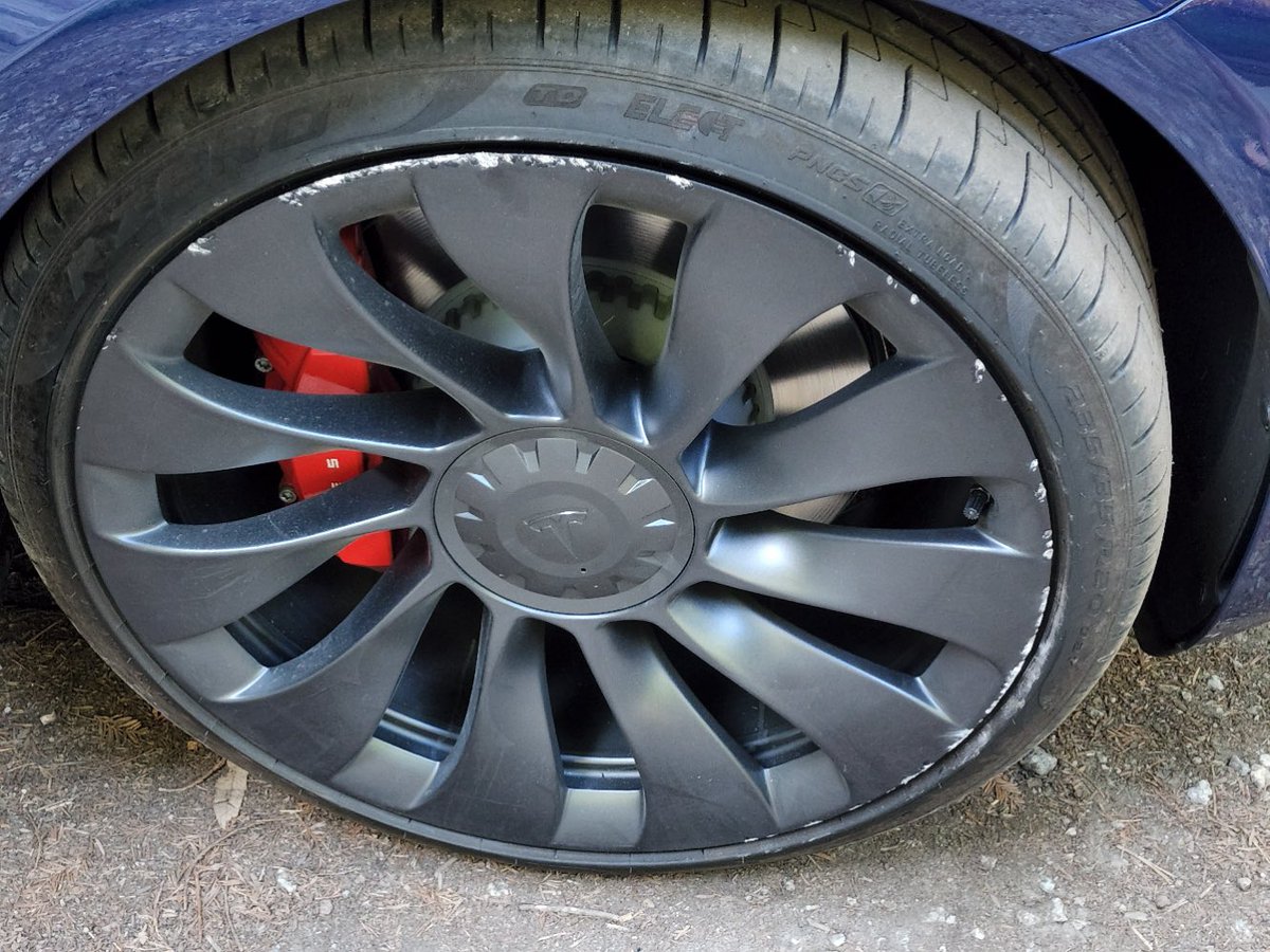 cjedevin's tweet photo. @Tesla Wider tires on 20/21 inch rims on model Y to protect against damage. Rims now stick out too far in relation to the tires. Many Tesla model Y drivers already have damage to the rims. https://t.co/2noaYfeNIC