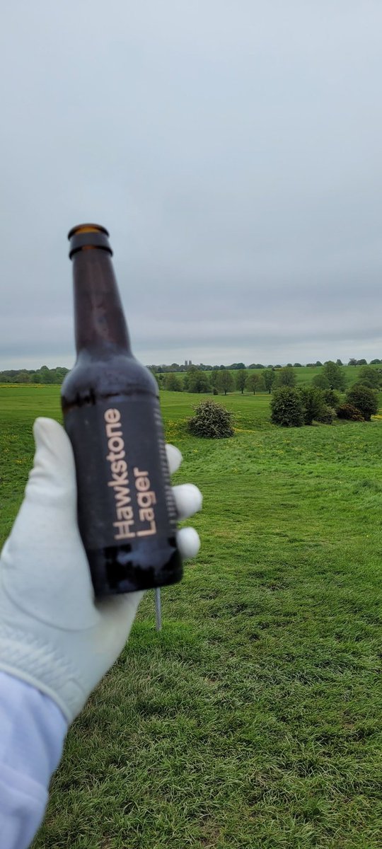 grantmcnaught9's tweet photo. @JeremyClarkson first taste of Hawstone during the back 9 of @beverleygolf. Cracking lager. Will definitely be ordering more 🍻🏌🏻‍♂️⛳️ https://t.co/jciOKxYcJa