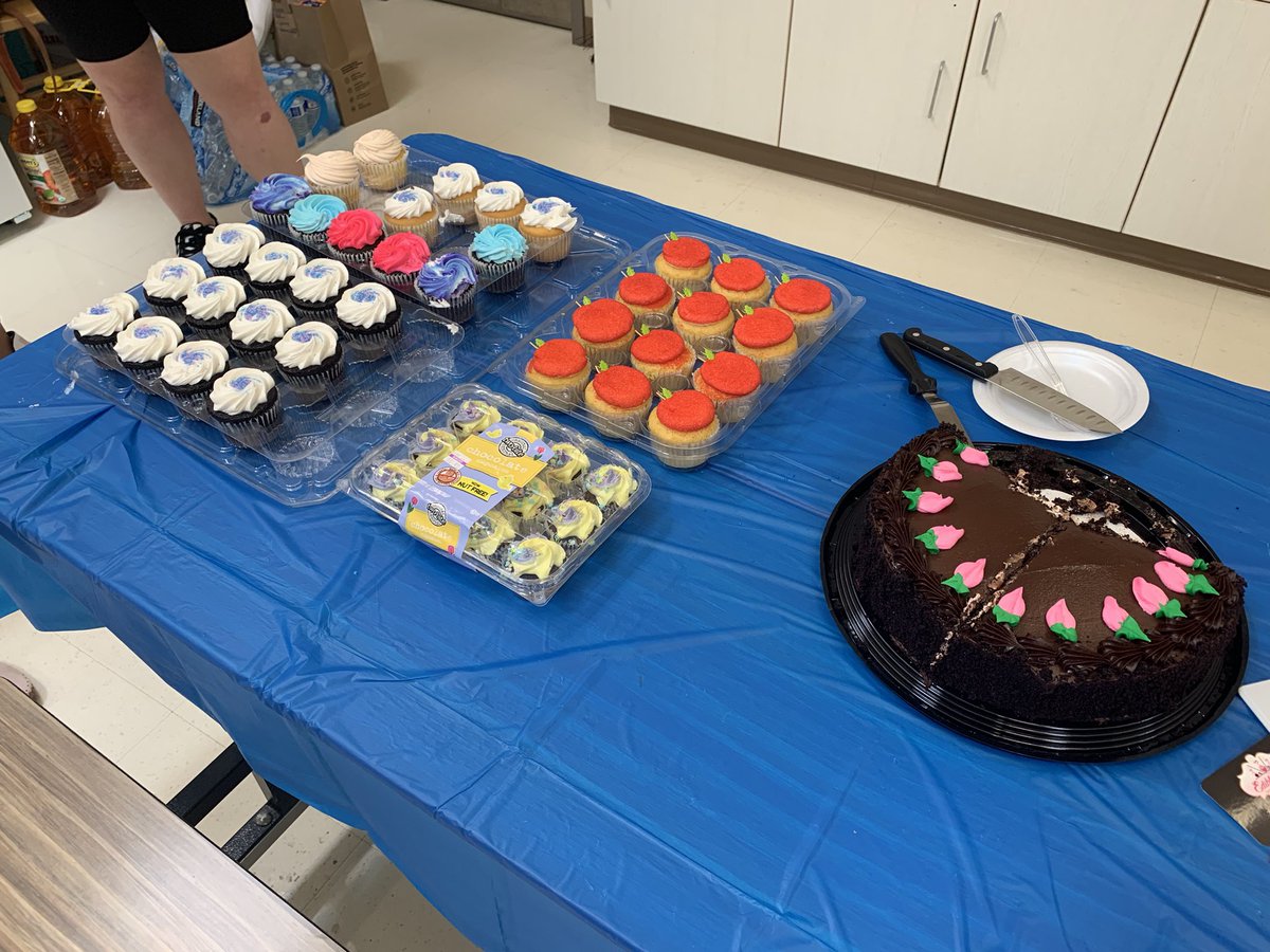 Rivera_CES_FTPS's tweet photo. Thank you to our Amazing CES PTO for organizing some fantastic desserts to end a great week of recognition! https://t.co/djXYWcD4ea