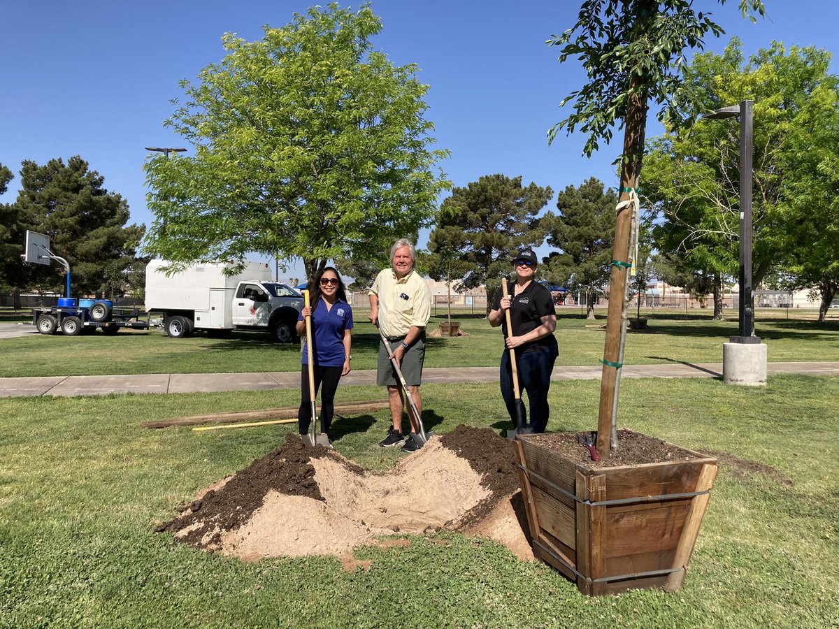 RTCSNV's tweet photo. Today #RTCSNV, @getoutdoorsnv, @ClarkCountyNV, @nevadaplants, and @tsegerblom made it easier for Southern Nevadans to beat the heat! ☀ Trees were planted at Joe Shoong Park to honor urban heat island mapping volunteers.  Cheers to another successful community event! https://t.co/ygysoRKq3a