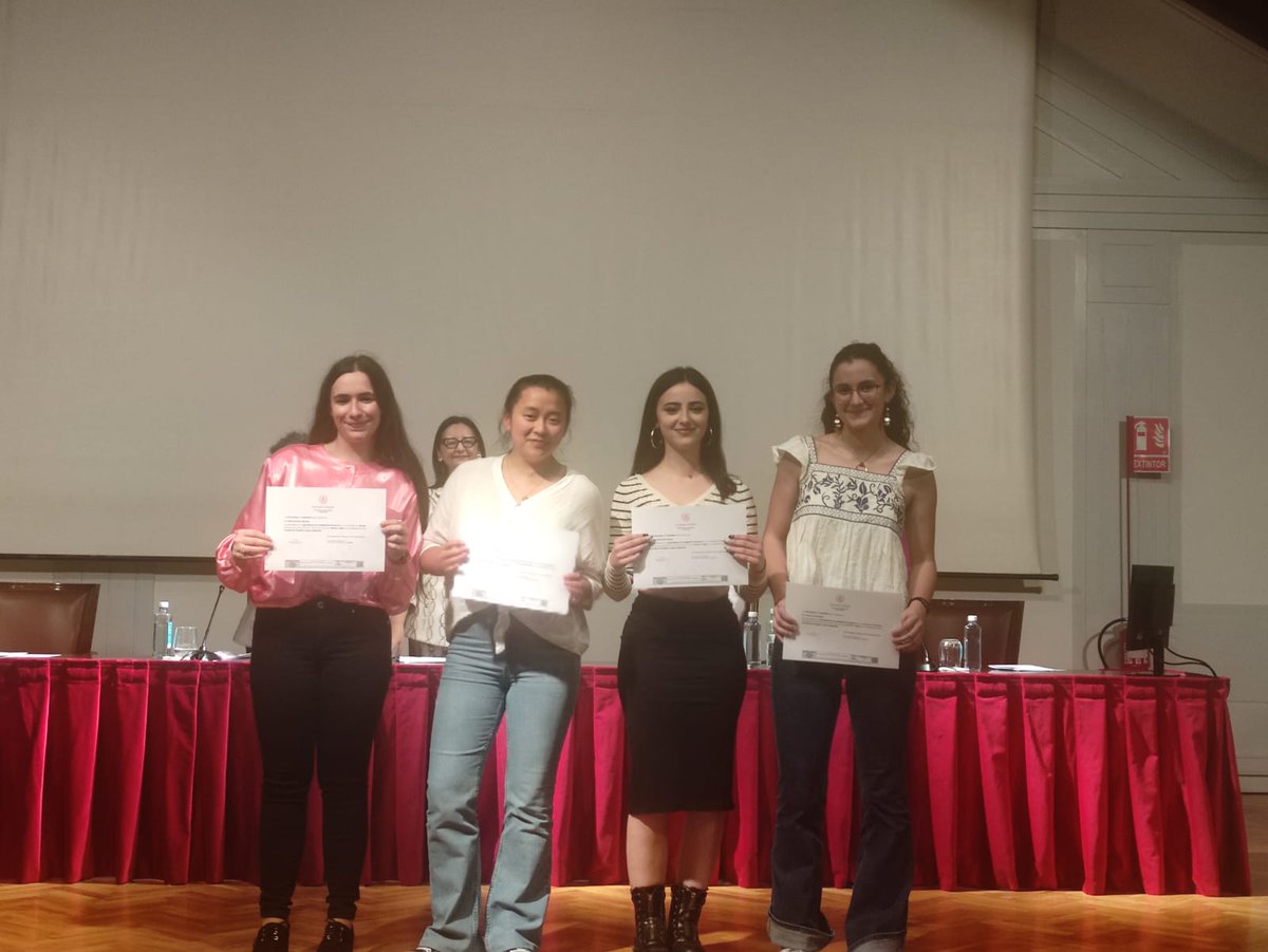 IESRamonyCajalV's tweet photo. L@s alumn@s de 2° de Bachillerato (BIE) de nuestro centro recibiendo sus diplomas en el acto de Clausura en el Palacio de Congresos Conde Ansúrez. ¡Enhorabuena a tod@s! 👏🏻👏🏻👏🏻 https://t.co/QV9G4T0VSM