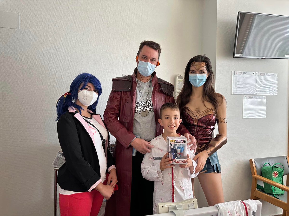 Hoy hemos visitado el Departament de Salut de la Ribera, por motivo del día del niño hospitalizado. Un día muy bonito repartiendo ilusión a los pequeños. Agradecer a Frikípolis el material donado con el que nos ayuda a realizar nuestra labor. Gracis Mario Frikípolis por ayudarnos