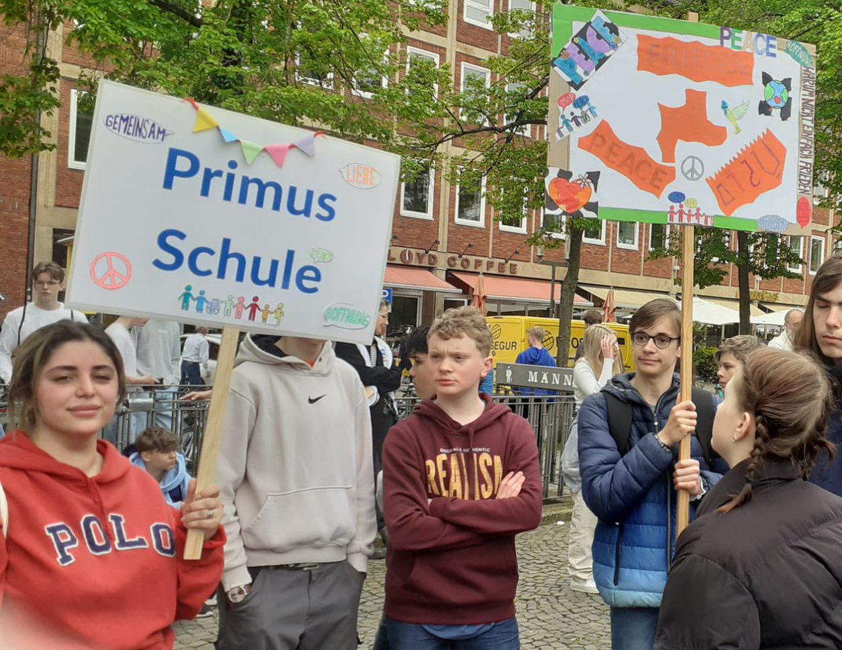 Friedensmarsch- auch die Kinder und Jugendlichen von der Primus Schule unterstreichen wie wichtig Frieden ist. Heute auf dem Domplatz in Münster der Stadt des Westfälischen Frieden
