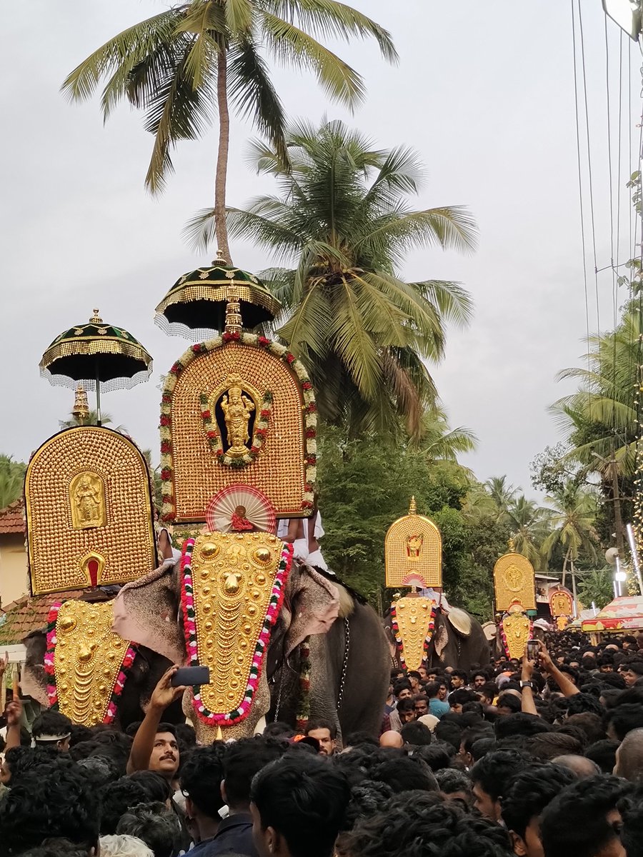 Unnipk108's tweet image. വള്ളുവനാട്ടിലെ അവസാന പൂരമായ തൂത പൂരത്തിന്റെ പൂരം വരവ്