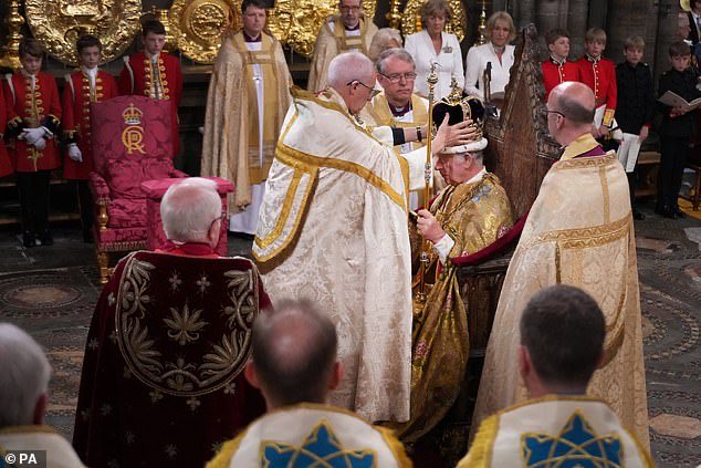 The FAKE religion & HERETIC Archbishop of the #ChurchofEngland had to borrow the vestment wardrobe from the #RomanCatholic Church for the #CORONATION 

They said new vestments were unaffordable yet have a £100M fund for their perceived tangential links to the slave trade.😒