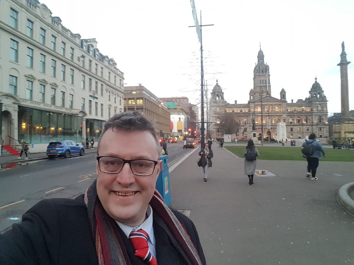 Glasgow's fabled 'Freedom Square' and its iconic municipal City Chambers building by dusk...🏴󠁧󠁢󠁳󠁣󠁴󠁿

#VisitScotland #VisitGlasgow #GeorgeSquare #QueenStreetStation #WestHighlandWay #FreedomSquare #YesCityGlasgow #GlasgowCityChambers #GlasgowCouncil #GlasgowsMilesBetter #ScotlandsForMe