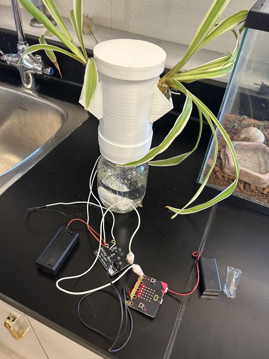 RCDSBIT's tweet image. Grade 9 @renfrewraiders automated grow towers.  Towers were designed with @tinkercad, printed with @inksmith 3d printers, wired, and coded with @microbit in @r_daber&apos;s science class.  @rcdsb @PeterBurnette #rcdsbcodes #experiential