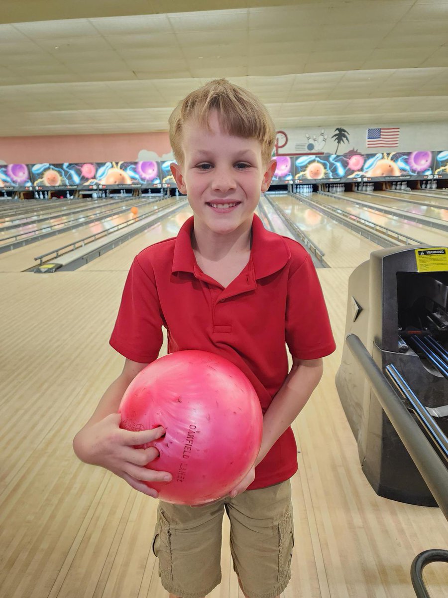 SchmidtSailors's tweet photo. 3rd grade bowling field trip and 5th grade Busch Gardens! Celebrating all of their hard work with fun fantastic field trips! @HillsboroughSch #sailorsforever https://t.co/WOzqWMEXO6