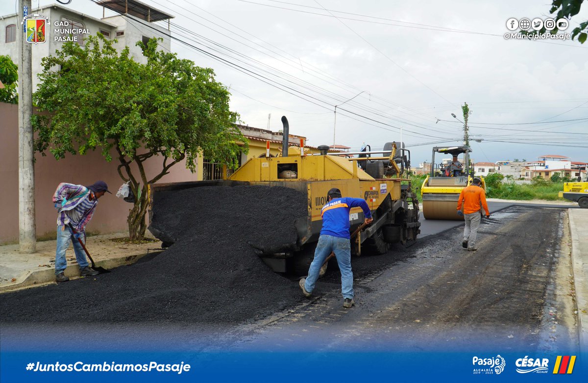 municipiopasaje's tweet photo. Personal y maquinaria de Obras Públicas realiza asfaltado de las calles del sector.

Los moradores destacaron los beneficios que recibe la ciudadela con calles asfaltadas, con bordillos y cunetas, aceras, obra de alcantarillado y mejoramiento.

#asfltado #obras #vias #desarrollo https://t.co/B2EVEtGYXU