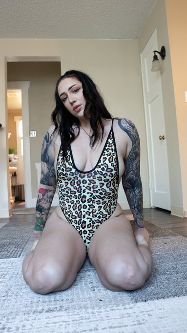 I got a new swimsuit, what do you think!? https://t.co/0AywEqQX7q