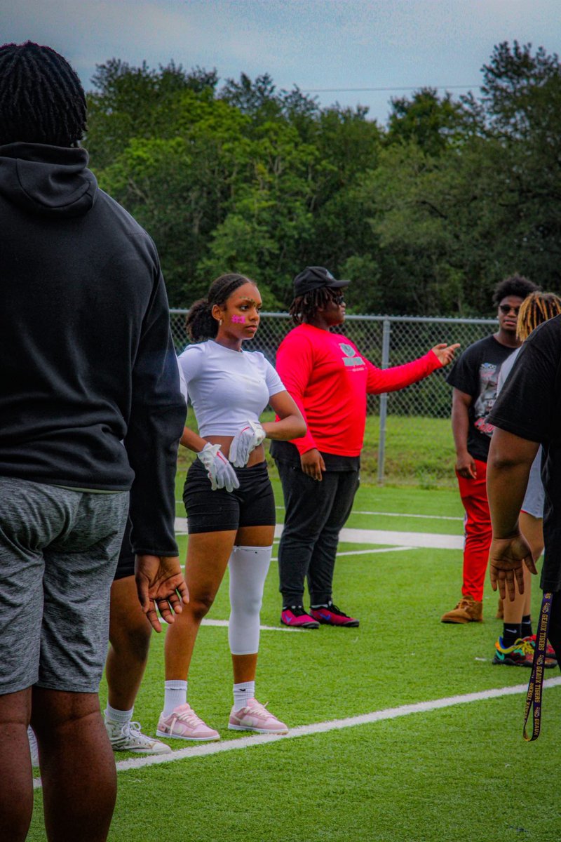 THEDAILONELLIS_'s tweet image. Had a great time coaching the Powderpuff team. Plz don’t take coaching for granted because this is like a job keeping everybody in line😂 and trying to run plays that you practiced all week for I see how y’all  coach’s feel @HightowerFB 
#Powderpuff #classof2024
