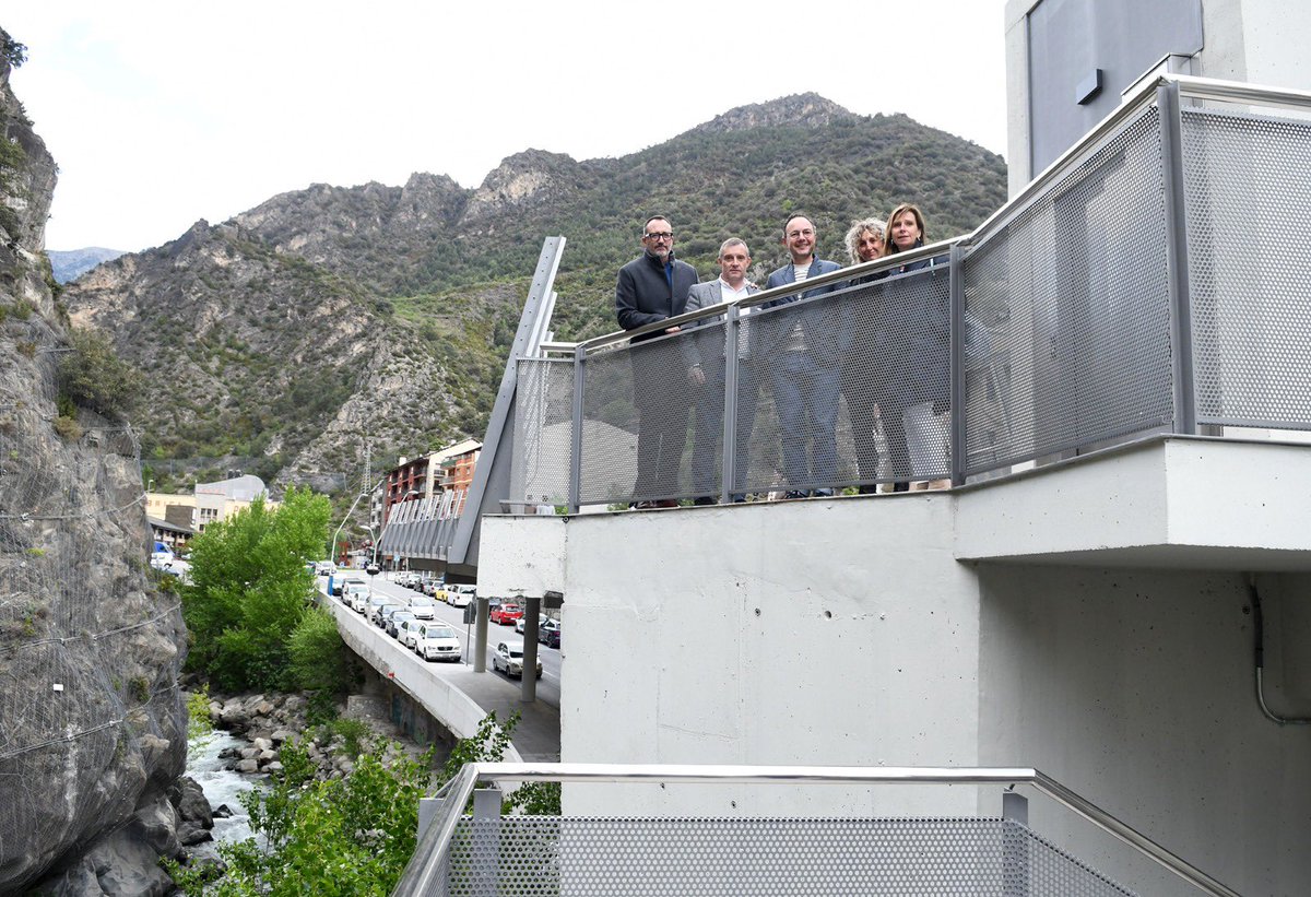 El ministre de Territori i Habitatge en funcions <a href="/filloy_victor/">Victor Filloy</a> ha inaugurat amb el cònsol <a href="/josep_majoral/">Josep Majoral</a> la plaça Rocacorba, un espai públic dut a terme conjuntament amb el <a href="/comusantjulia/">Comú Sant Julià</a> que facilitarà els accessos i que soluciona el risc d’inundabilitat en aquesta zona.