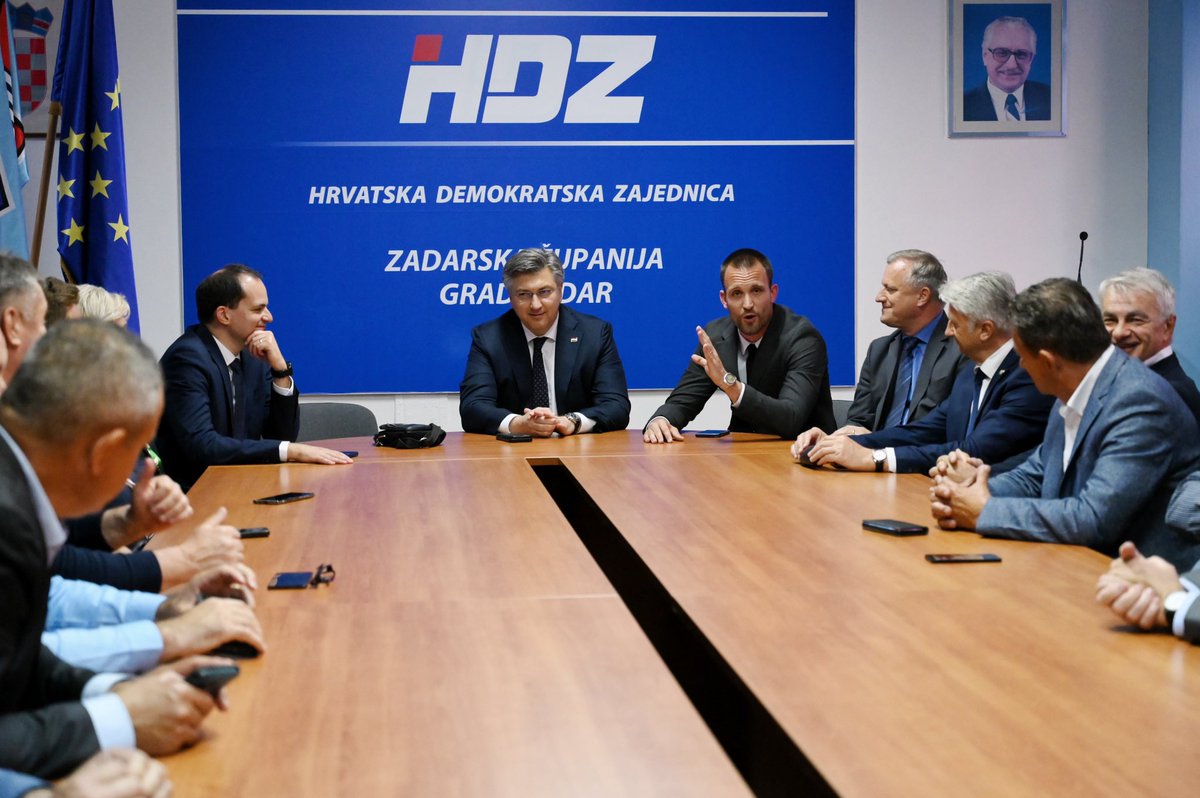AndrejPlenkovic's tweet image. U Zadru na sjednici županijskog odbora @HDZ_HR Zadarske županije. I u 7. godini mandata HDZ ostaje uvjerljivo vodeća hrvatska stranka. Provodimo program #VladaRH #SigurnaHrvatska i snažno stojimo uz 🇭🇷 građane i gospodarstvo.