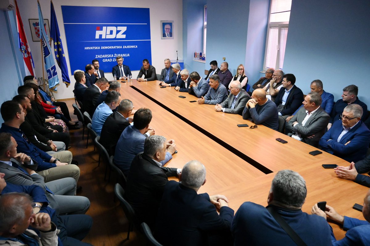 AndrejPlenkovic's tweet image. U Zadru na sjednici županijskog odbora @HDZ_HR Zadarske županije. I u 7. godini mandata HDZ ostaje uvjerljivo vodeća hrvatska stranka. Provodimo program #VladaRH #SigurnaHrvatska i snažno stojimo uz 🇭🇷 građane i gospodarstvo.