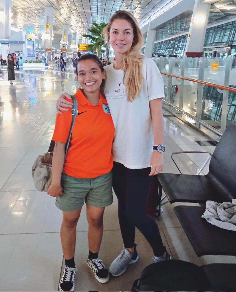 Late post met de #birthdaygirl @anoukhoogendijk ! 🎉🎂🎊
 #anoukhoogendijk #OranjeLeeuwinnen #HollandersIndonesia 
.
.
.
@oranjevrouwen
@KNVB
@TeamNLtweets
@HollandersIndo
.
.
.
#nothinglikeoranje
#knvbworldcoaches
#TeamNL
#SamenSterker
#AllemaalAchterOranje