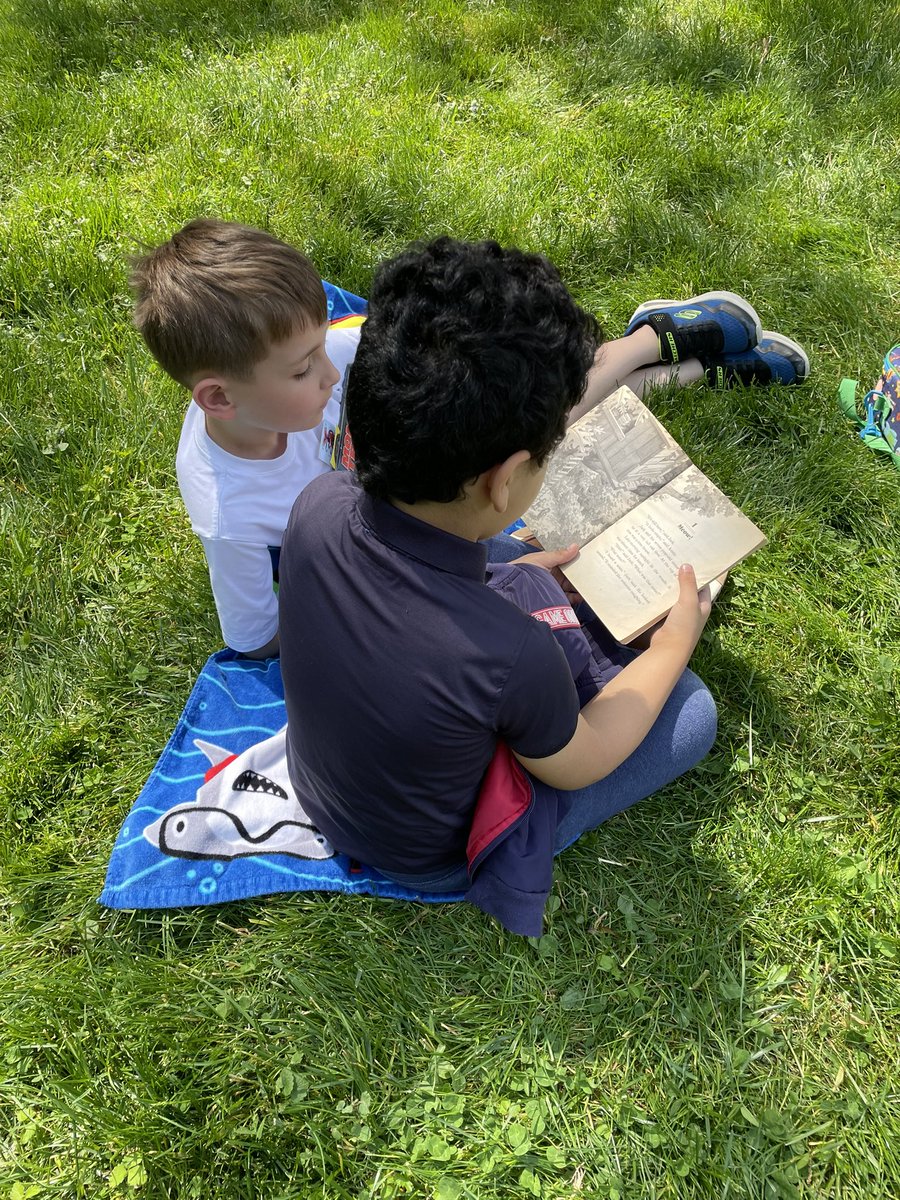 Gibson_FLC's tweet photo. B is for reading Books to our Kinder Buddies while staying cool from the Breeze! #believeinFLC @Dilworth_FLC https://t.co/mfxRhlLKi2