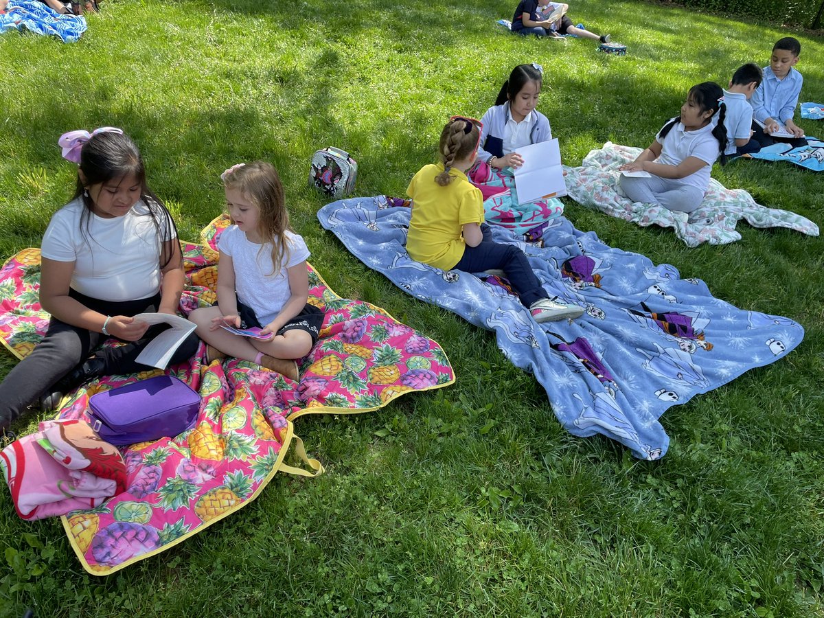 Gibson_FLC's tweet photo. B is for reading Books to our Kinder Buddies while staying cool from the Breeze! #believeinFLC @Dilworth_FLC https://t.co/mfxRhlLKi2