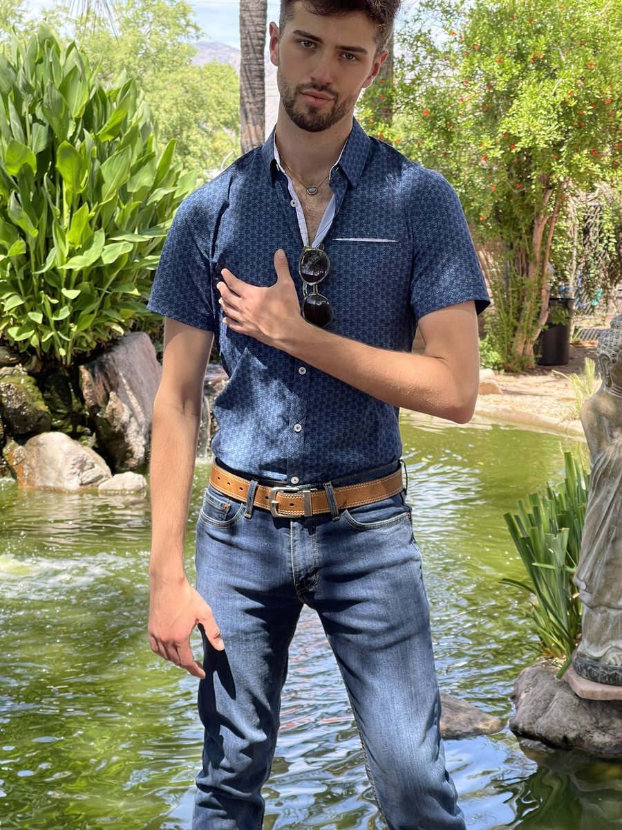 ZaddyZander's tweet image. ✨ pictures at the Koi Pond 🌱