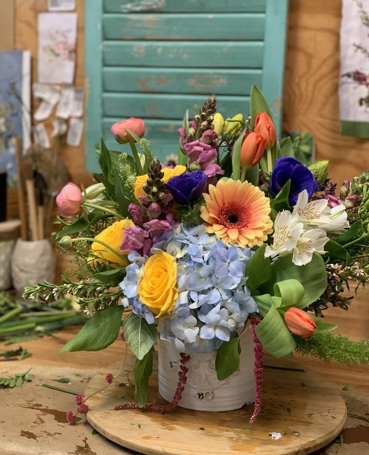 Stop and smell the roses (and plenty of other beauiful botanicals) at @plantscapesfloristinc 💐 Their flower experts will help you upgrade your next bouquet. Bookmark this blossoming business today at the link in our bio.
📍: @plantscapesfloristinc
