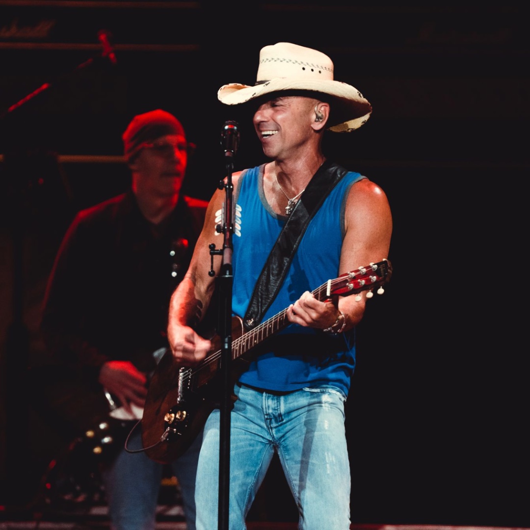 Rupp_Arena's tweet photo. Continuing on our concert week celebration! We were so excited to have @kennychesney back for the first time in 12 years! We had an amazing night with Kenny and @KelseaBallerini! 🤠
📸: @loganIII https://t.co/OZI6i7bOOx