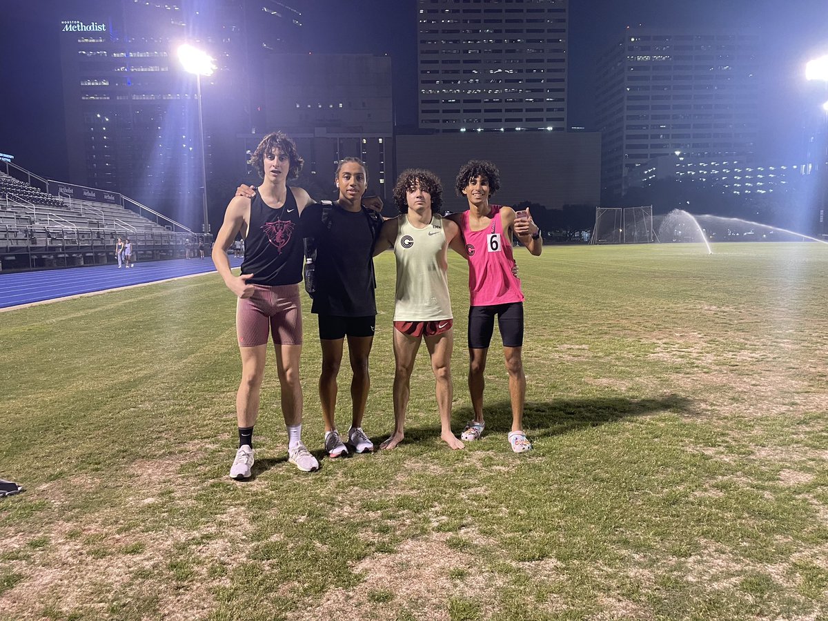 Ran 1:54.85 last night at my beautiful home track! Great way to start off the summer and to make a comeback after regionals. Road to U20s has begun! 

All God 🙏🏼